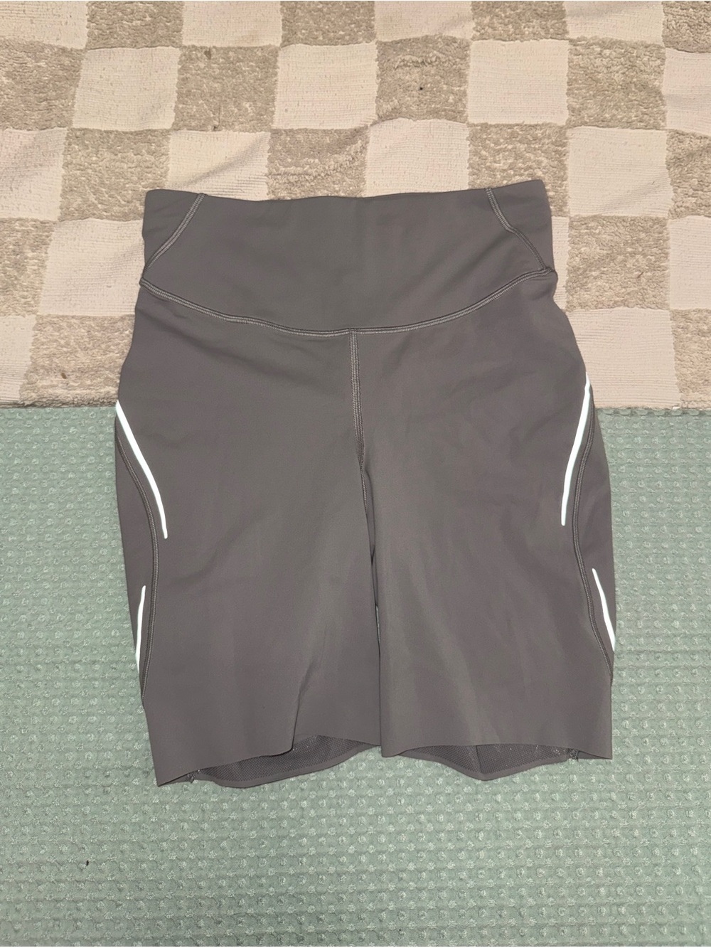 Lululemon Base Pace High-Rise Reflective Short 8"
Gull Grey size 8